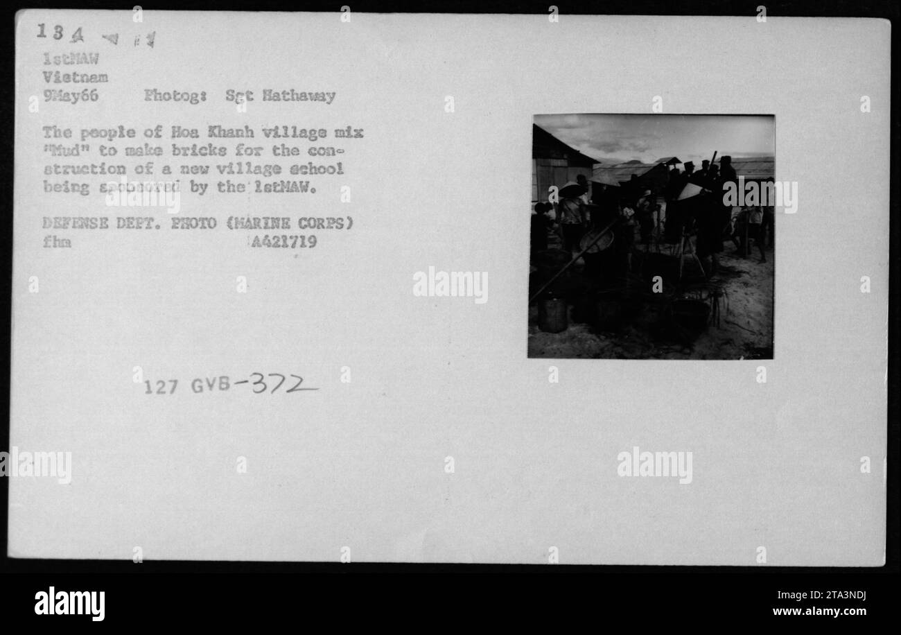 Les villageois vietnamiens de Hoa Khanh mélangent de la boue pour créer des briques pour la construction d'une nouvelle école de village parrainée par la 1stMAW (1st Marine Aircraft Wing) pendant la vie civile vietnamienne en mai 1966. DEPT. DÉFENSE PHOTO (HARINE CORPS) FHM A421719 127 GVB-372. Banque D'Images