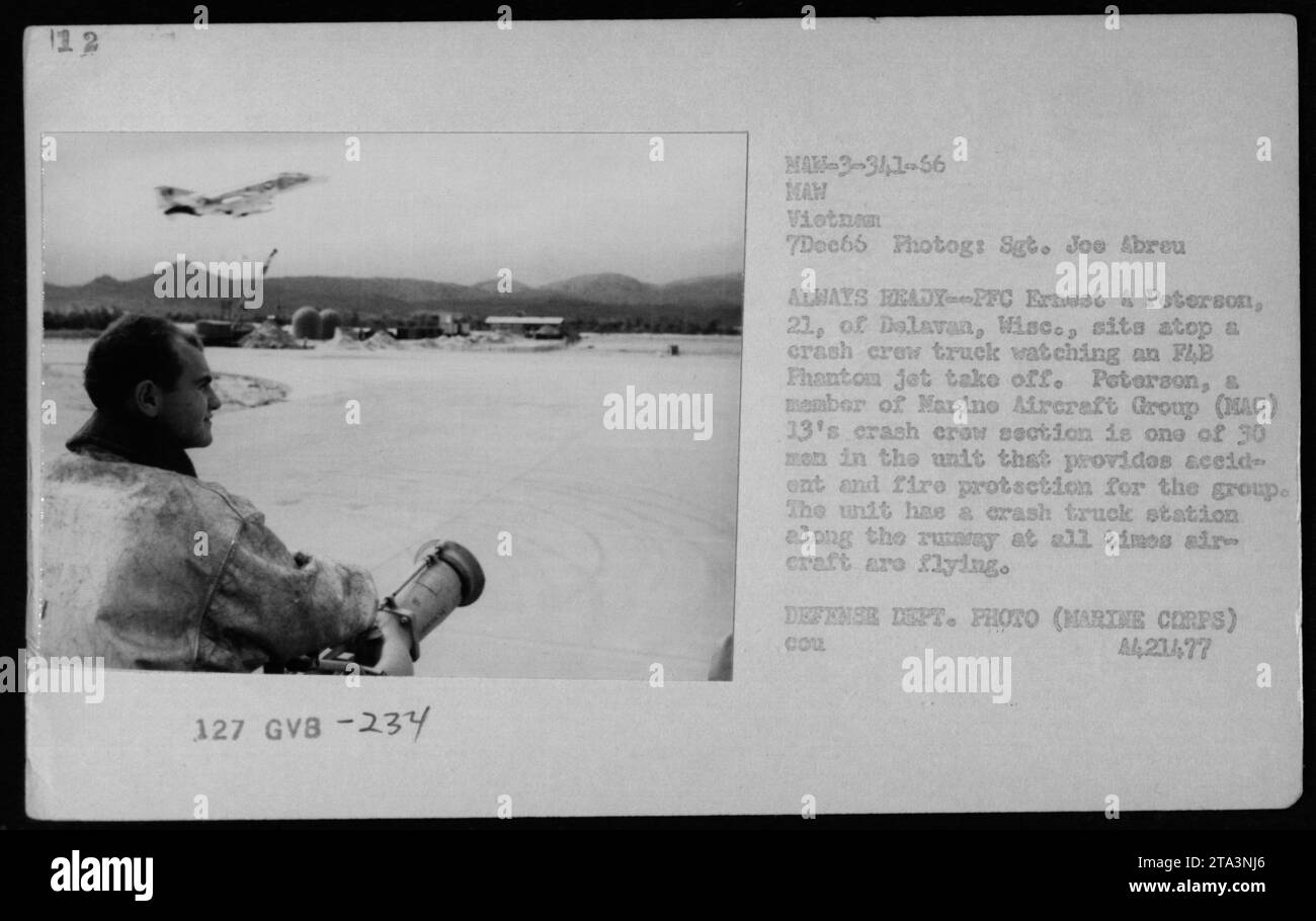 Le PFC Ernest A Peterson de Delavan, Wisc., membre du Marine Aircraft Group 13, est assis sur un camion de l'équipage de l'accident regardant un jet FAB Phantom décoller. En tant que membre de l'équipe chargée de l'accident, Peterson fournit une protection contre les accidents et les incendies au groupe, ainsi qu'à 30 autres hommes. L'unité maintient une station de camion crash chaque fois que des avions sont en vol. Cette photo a été prise le 7 décembre 1966 par le sergent Joe Abreu. (Référence de l'image : MAK-3-341-56, photographe : Sgt. Joe Abreu) Banque D'Images