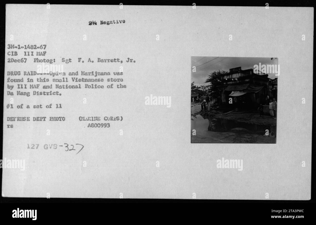 Bâtiments et bunkers USMC et vietnamiens dans le district de Da Nang le 2 décembre 1967. La photographie capture une descente de drogue menée par la MFA III et la police nationale, qui a abouti à la découverte d'opium et de marijuana dans un petit magasin vietnamien. Cette image est la première d'une série de 11 photos du ministère de la Défense. ID NÉGATIF : A800993, 127 GVB-327. Photographié par le Sgt F. A. Barrett, Jr Banque D'Images