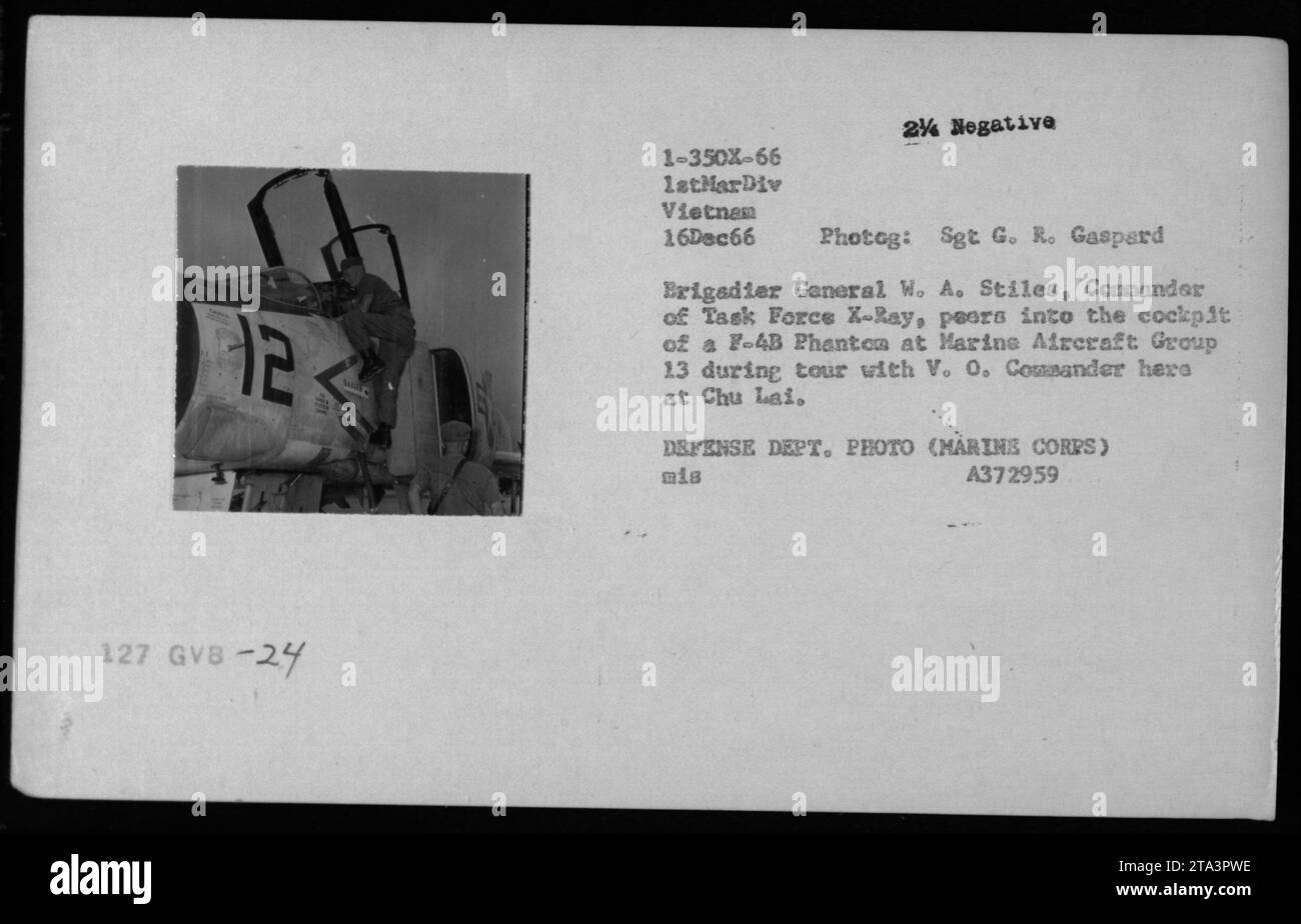 Le brigadier-général W. A. Stiles, commandant de la Task Force X-Ray, regarde dans le cockpit d'un F-4B Phantom au Marine Aircraft Group 13 lors d'une tournée avec le commandant V. O. à Chu Lai. La photo a été prise le 16 décembre 1966 par le Sgt G. R. Gaspard et est une photo du ministère de la Défense (Marine corps). Banque D'Images