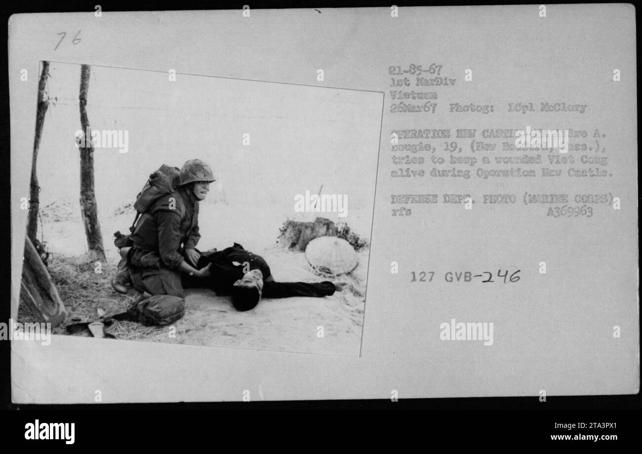 Avire A. bougie, 19 ans, de New Bedford, Massachusetts, un militaire américain, fournit des soins médicaux à un Viet Cong blessé lors de l'opération Nouveau Château le 26 mars 1967, dans le cadre de MEDCAP par le 26e bataillon de construction mobile navale au Vietnam. Banque D'Images