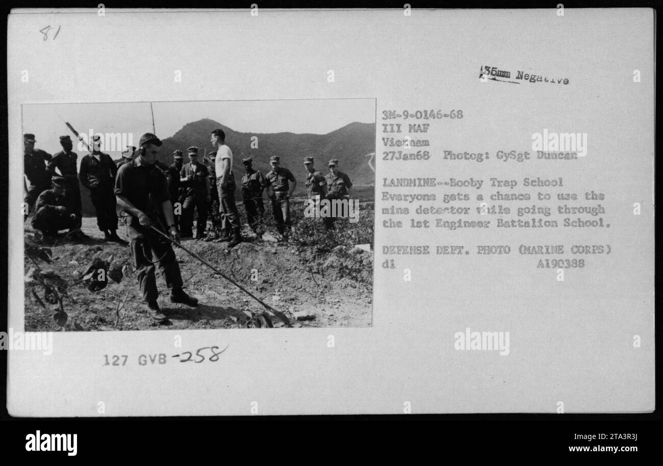 Le personnel de l'école du 1er Bataillon du génie démontre les techniques de balayage et d'élimination des mines à l'aide de détecteurs de mines pour localiser les mines terrestres et les pièges au Vietnam le 27 janvier 1968. Banque D'Images