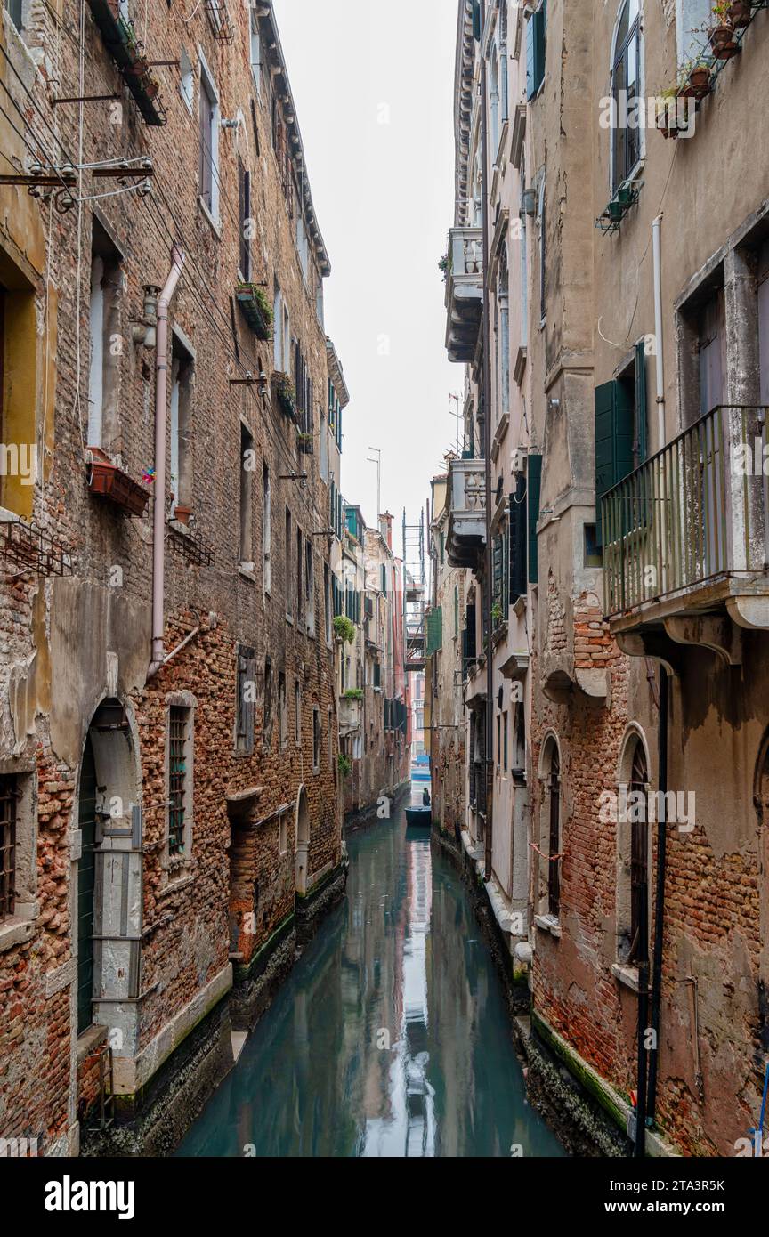 Venise, Italie- 22 février 2023 : un petit canal latéral à Venise. Banque D'Images