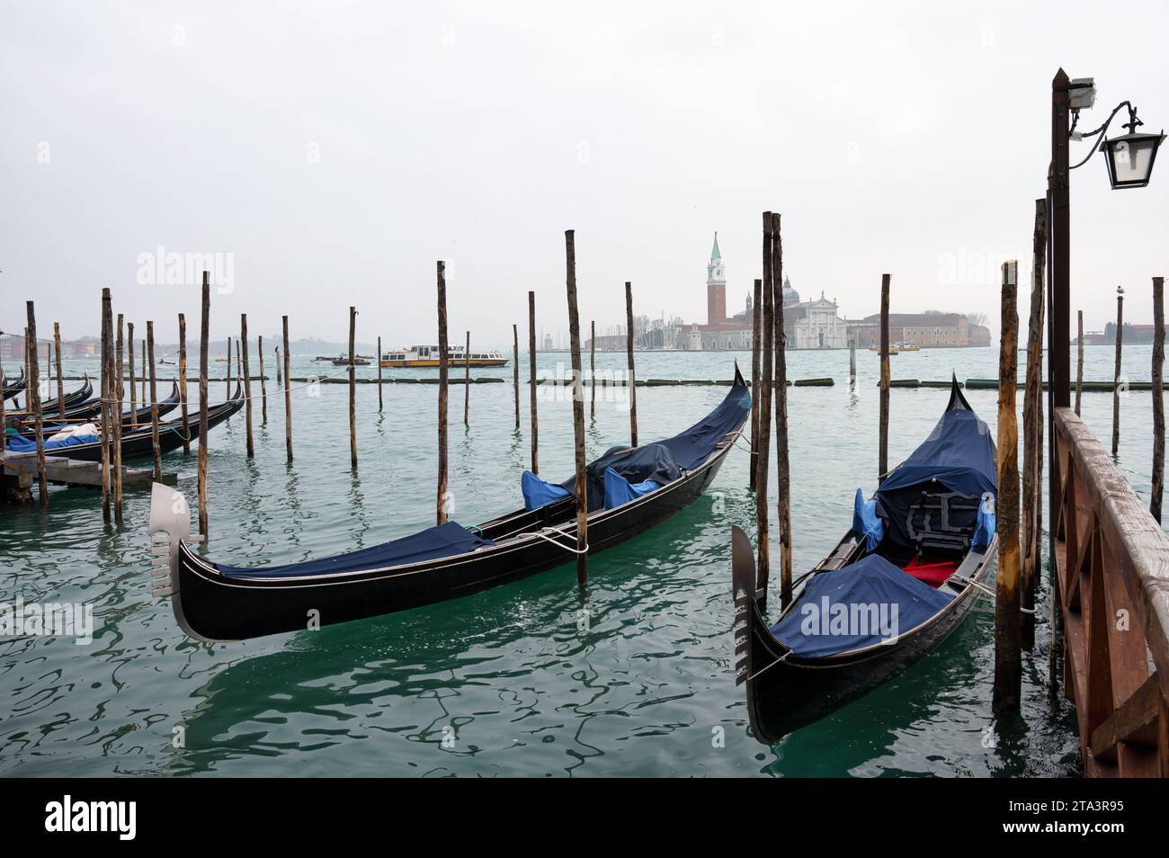 Venise, Italie- 24 février 2023 : deux gondoles amarrées à Venise. Banque D'Images