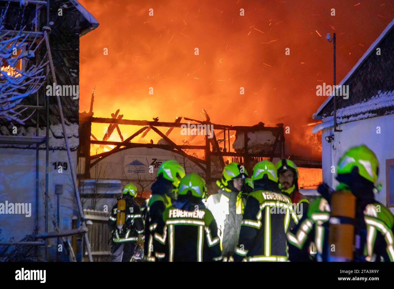 231128 Scheunenbrand News ID : FR 2023-11-28-1 Großbrand in Leukersdorf ausgebrochen Scheunenbrand beschäftigt zahlreiche Einsatzkräfte Leukersdorf. Auf der Hauptstraße in Leukersdorf ist am Dientagabend gegen 17:30 Uhr ein Brand in einer Scheune ausgebrochen. Bereits auf der Anfahrt der Feuerwehr, war der Brand von weitem sichtbar. Wie der stellv. Kreisbrandmeister Enrico Scheibner berichtet, stand die Scheune BEI Ankunft à Vollbrand. Umgehend bauten die Kameraden eine Riegelstellung zu den umliegenden Gebäuden des Vierseitenhofes auf, UM diese vor den Flammen zu Schützen. Die brennende Sche Banque D'Images