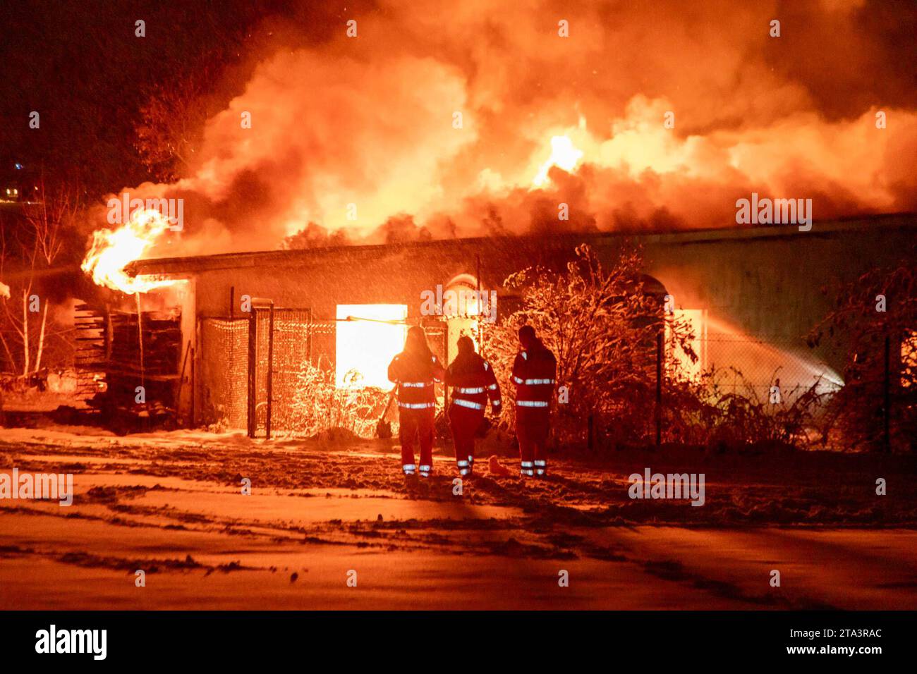 231128 Scheunenbrand News ID : FR 2023-11-28-1 Großbrand in Leukersdorf ausgebrochen Scheunenbrand beschäftigt zahlreiche Einsatzkräfte Leukersdorf. Auf der Hauptstraße in Leukersdorf ist am Dientagabend gegen 17:30 Uhr ein Brand in einer Scheune ausgebrochen. Bereits auf der Anfahrt der Feuerwehr, war der Brand von weitem sichtbar. Wie der stellv. Kreisbrandmeister Enrico Scheibner berichtet, stand die Scheune BEI Ankunft à Vollbrand. Umgehend bauten die Kameraden eine Riegelstellung zu den umliegenden Gebäuden des Vierseitenhofes auf, UM diese vor den Flammen zu Schützen. Die brennende Sche Banque D'Images