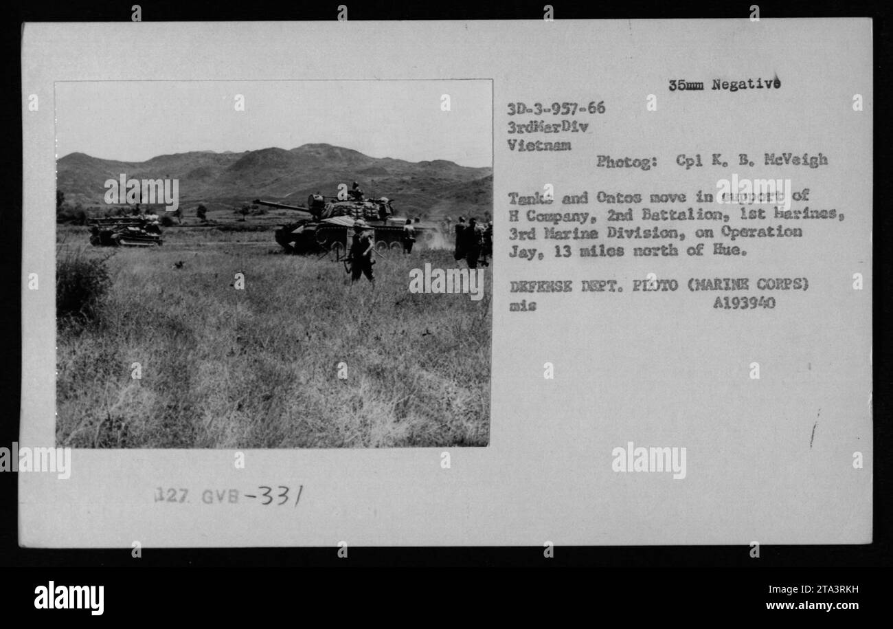 Les chars et un Ontos (un véhicule blindé antichar) se déplacent en soutien à la compagnie H, 2e bataillon, 1e Marines, 3e division des Marines, sur l'opération Jay, 13 miles au nord de Hue, en 1966. La photographie a été prise par le Cpl K. B. MeVeigh et fait partie d'un négatif de 35 mm. Il s'agit d'une photo du ministère de la Défense (corps des Marines) étiquetée A193940. Banque D'Images