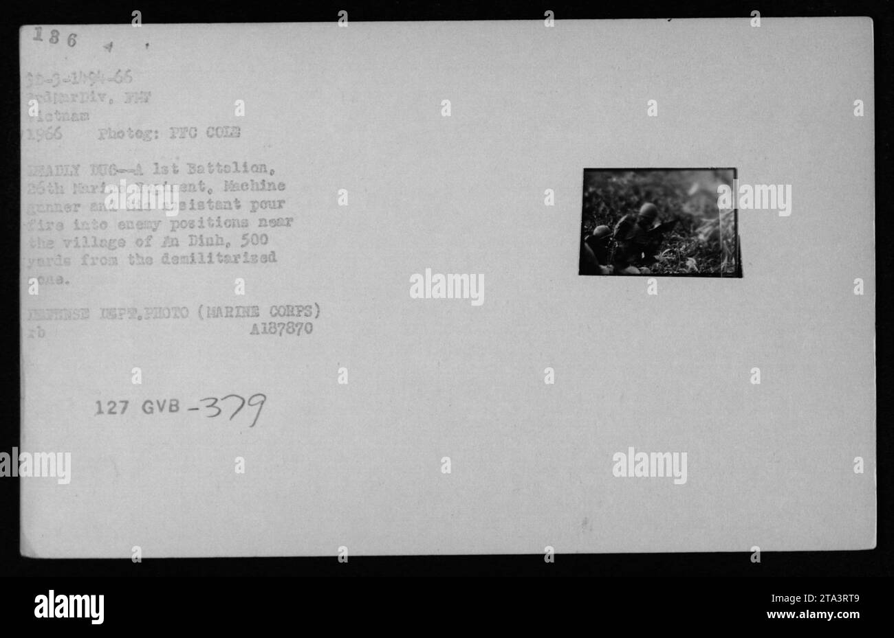 Mitrailleuse des Marines AMÉRICAINES et son assistant couchant le feu sur les positions ennemies près du village de Dinh, à seulement 500 mètres de la zone démilitarisée. La photographie a été prise en 1966 et a capturé des armes américaines utilisées pendant la guerre du Vietnam. (Photographe : PFC col DEADLY DUG, 1e Bataillon, 26e Régiment de Marines) Banque D'Images