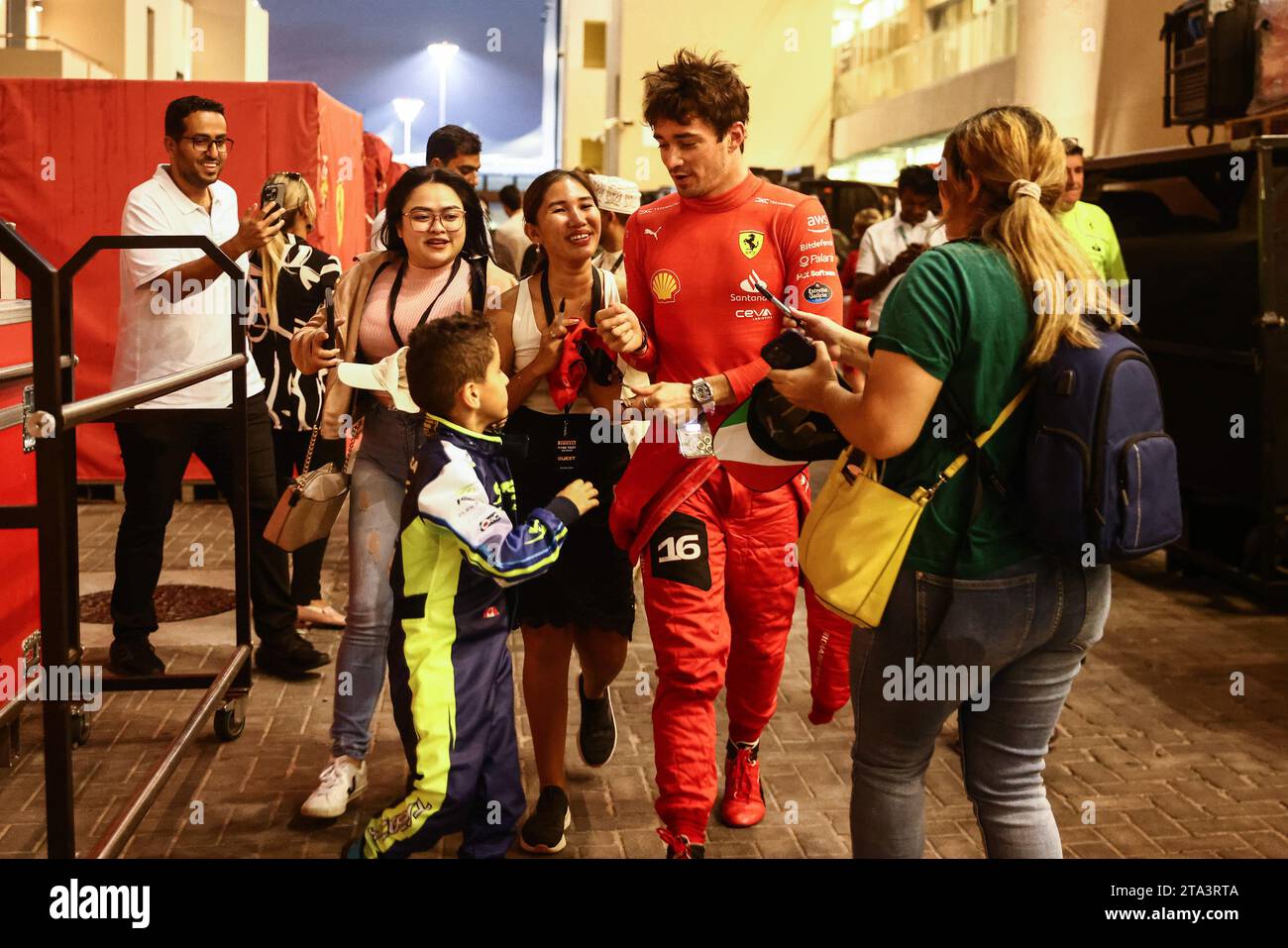 Abu Dhabi, Émirats arabes Unis. 28 novembre 2023. Charles Leclerc de Ferrari signe des autohraphes après les essais de Formule 1 après la course sur le circuit de Yas Marina le 28 novembre 2023 à Abu Dhabi, aux Émirats arabes Unis. (Image de crédit : © Beata Zawrzel/ZUMA Press Wire) USAGE ÉDITORIAL SEULEMENT! Non destiné à UN USAGE commercial ! Banque D'Images