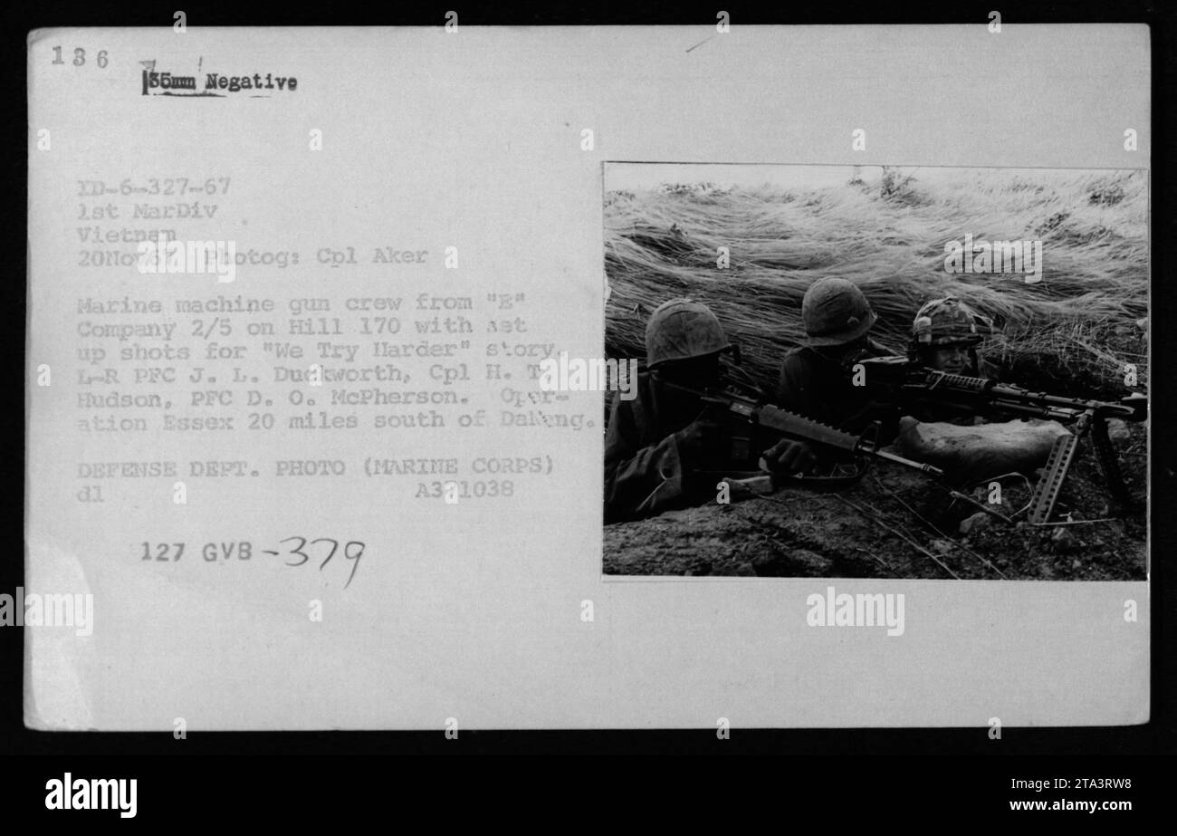 Équipe de mitrailleuses marines de la société « g » 2/5 sur la colline 170 avec des plans de montage pour l'histoire « nous essayons plus dur ». Photo de gauche à droite : CPF J.L. Duckworth, Cpl H.T. Hudson, CPF D.O. McPherson. Cette photographie a été prise le 20 novembre 1967 lors de l'opération Essex, qui a été menée par la 1e Division des Marines au Vietnam, à environ 20 miles au sud de Daleng. L'image a été capturée par le Cpl Aker et est une photographie officielle du ministère de la Défense (corps des Marines) avec l'ID A371038. Banque D'Images