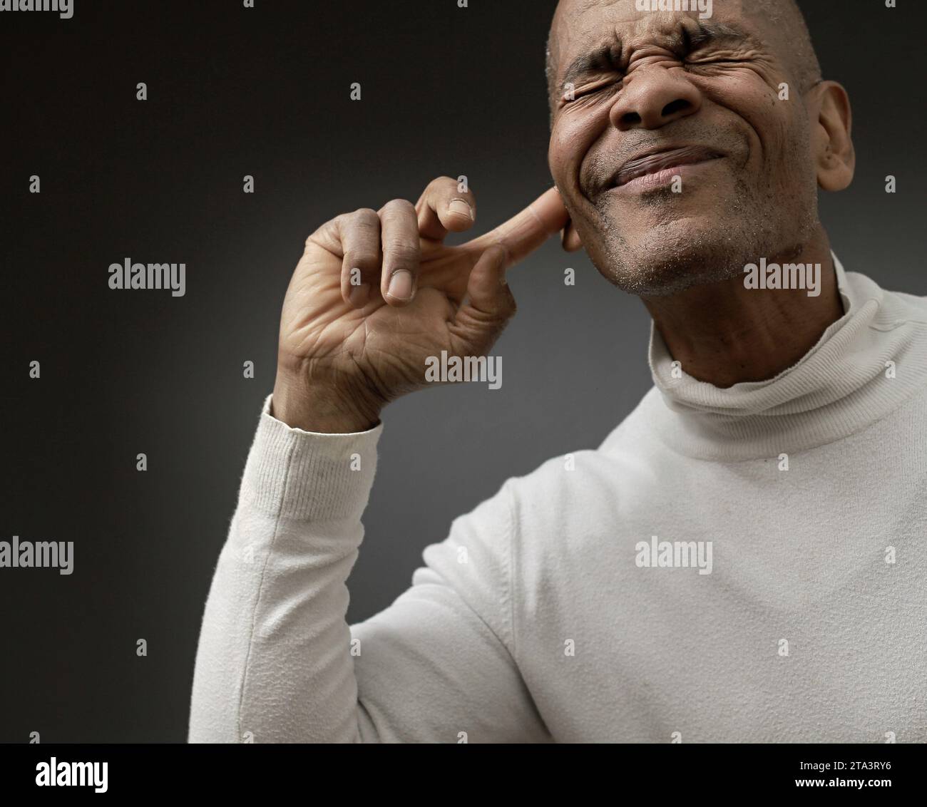 souffrant de surdité et de perte auditive sur fond noir gris avec des gens stock image photo Banque D'Images