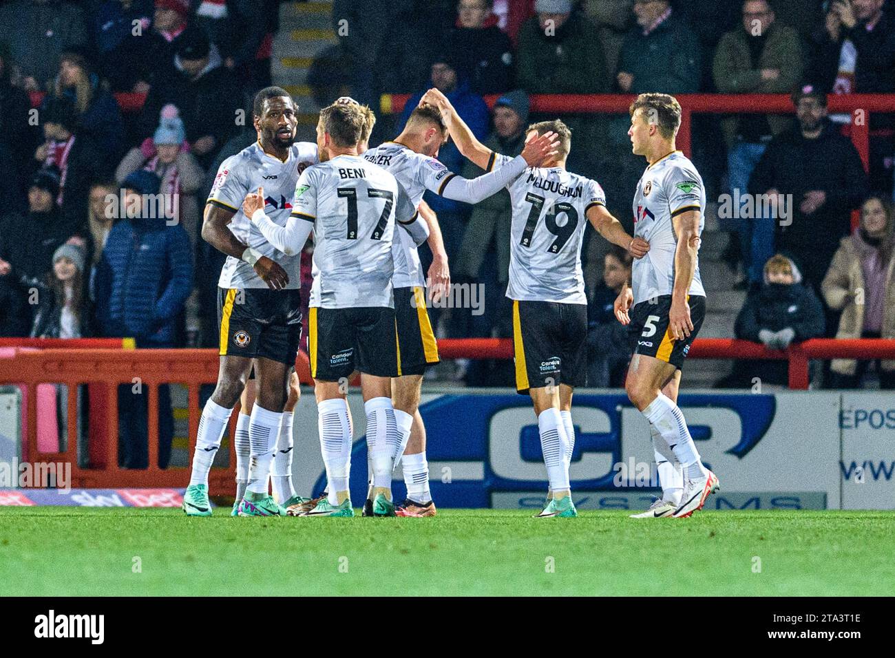 Les joueurs du Newport County FC célèbrent leur égaliseur lors du match Sky Bet League 2 entre Morecambe et Newport County au Globe Arena, Morecambe, le mardi 28 novembre 2023. (Photo : Ian Charles | MI News) crédit : MI News & Sport / Alamy Live News Banque D'Images