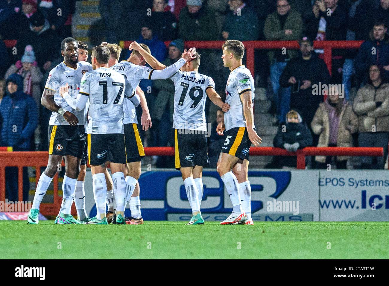 Les joueurs du Newport County FC célèbrent leur égaliseur lors du match Sky Bet League 2 entre Morecambe et Newport County au Globe Arena, Morecambe, le mardi 28 novembre 2023. (Photo : Ian Charles | MI News) crédit : MI News & Sport / Alamy Live News Banque D'Images