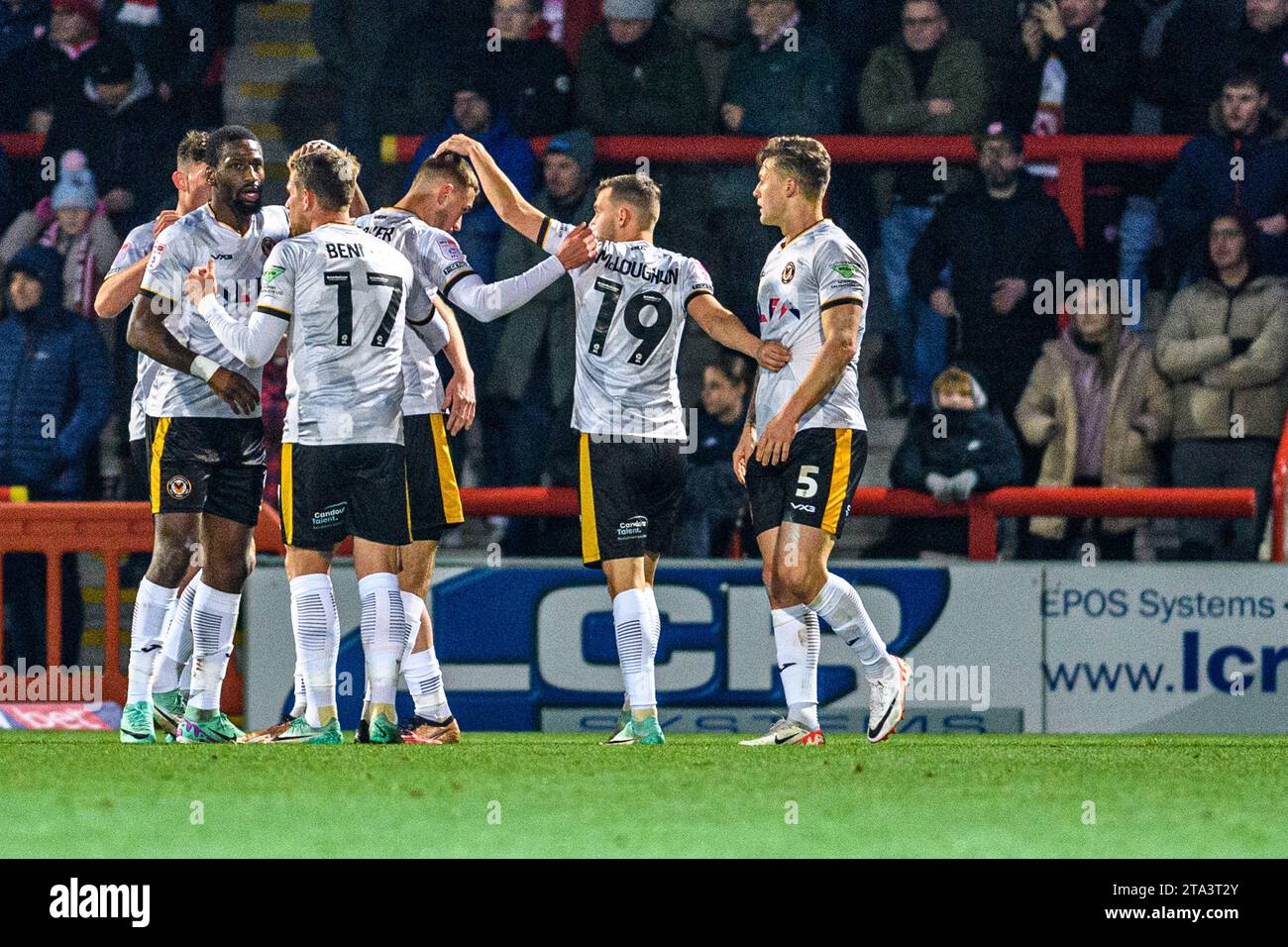 Les joueurs du Newport County FC célèbrent leur égaliseur lors du match Sky Bet League 2 entre Morecambe et Newport County au Globe Arena, Morecambe, le mardi 28 novembre 2023. (Photo : Ian Charles | MI News) crédit : MI News & Sport / Alamy Live News Banque D'Images
