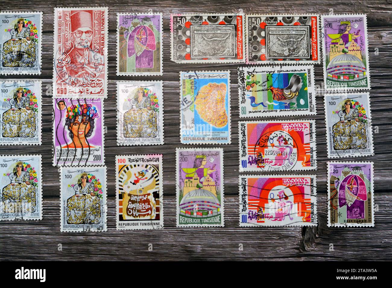 Le Caire, Egypte septembre 21 2022 : Tunisien ancien a utilisé des timbres-poste Tunisie à différentes époques sur un fond de bois, une couverture avec un ensemble de stam d'affranchissement Banque D'Images