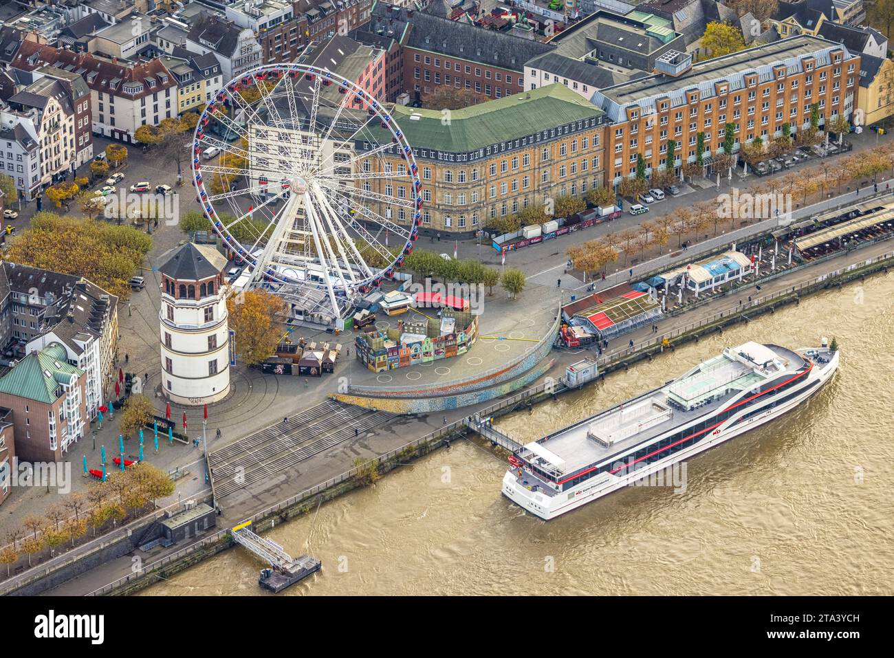 Luftbild, Riesenrad an der Altstadt mit Schlossturm am Burgplatz und Rheinuferpromenade, Ausflugsschiffe, umgeben von herbstlichen Laubbäumen, Altstadt, Düsseldorf, Rheinland, Rhénanie-du-Nord-Westphalie, Deutschland ACHTUNGxMINDESTHONORARx60xEURO *** vue aérienne, grande roue à la vieille ville avec tour du château à Burgplatz et promenade du Rhin, bateaux d'excursion, entouré d'arbres caduques automnaux, vieille ville, Düsseldorf, Rhénanie du Nord-Westphalie, Allemagne ACHTUNGxMINDESTHONORARx60xEURO crédit : Imago/Alamy Live News Banque D'Images
