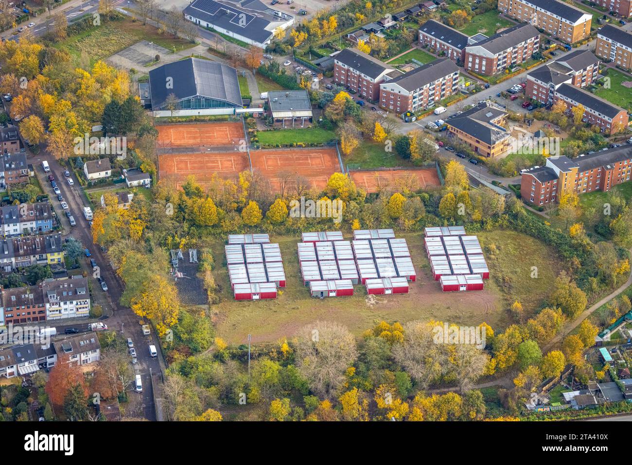 Luftbild, Unterkunft Containerdorf für Flüchtlinge in Modulbauweise an der Herdecker Straße, Tennisplätze des TC Blau-Weiss Mannesmann e.V, umgeben von herbstlichen Laubbäumen, Rath, Düsseldorf, Rheinland, Nordrhein-Westfalen, Deutschland ACHTUNGxMINDESTHONORARx60xEURO *** vue aérienne, logement conteneur village pour réfugiés en construction modulaire sur Herdecker Straße, courts de tennis de TC Blau Weiss Mannesmann e V, entouré d'arbres caduques automnaux, Rath, Düsseldorf, Rhénanie, Rhénanie du Nord-Westphalie, Allemagne ACHTUNGxMINDESTHONORARx60xEURO crédit : Imago/Alamy Live News Banque D'Images