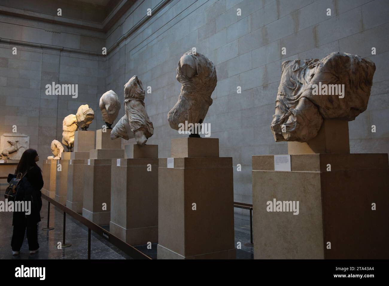 Un visiteur aperçoit des marbres d'Elgin également connus sous le nom de marbres du Parthénon, au British Museum de Londres après une querelle diplomatique entre le Royaume-Uni et la Grèce. Le Premier ministre grec Kyriakos Mitsotakis devait rencontrer le Premier ministre britannique Rishi Sunak, a annulé une réunion de grande envergure prévue avec son homologue grec Kyriakos Mitsotakis sur une ligne diplomatique sur les marbres du Parthénon. Les marbres sont une collection de sculptures grecques antiques de l'Acropole à Athènes et ont été retirés du Parthénon au début du 19e siècle par Thomas Bruce, le 7e comte d'Elgin et ambassadeur britannique à l'époque au pouf Banque D'Images