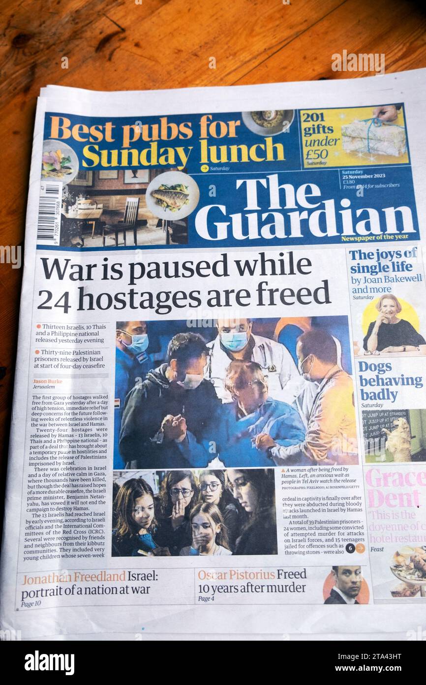 Israël Hamas "la guerre est suspendue alors que 24 otages sont libérés" titre de la première page du journal Guardian 25 novembre 2023 premier article sur la libération d'otages Royaume-Uni Banque D'Images