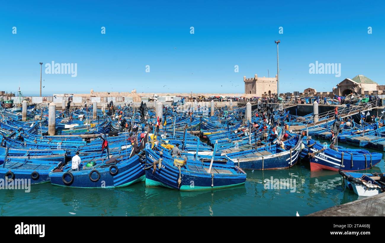 Essaouira, Maroc - 17 septembre 2022 : bateaux de pêche traditionnels bleus amarrés dans le port d'Essaouira. Les bateaux de pêche bordent le port, apportant la journée Banque D'Images