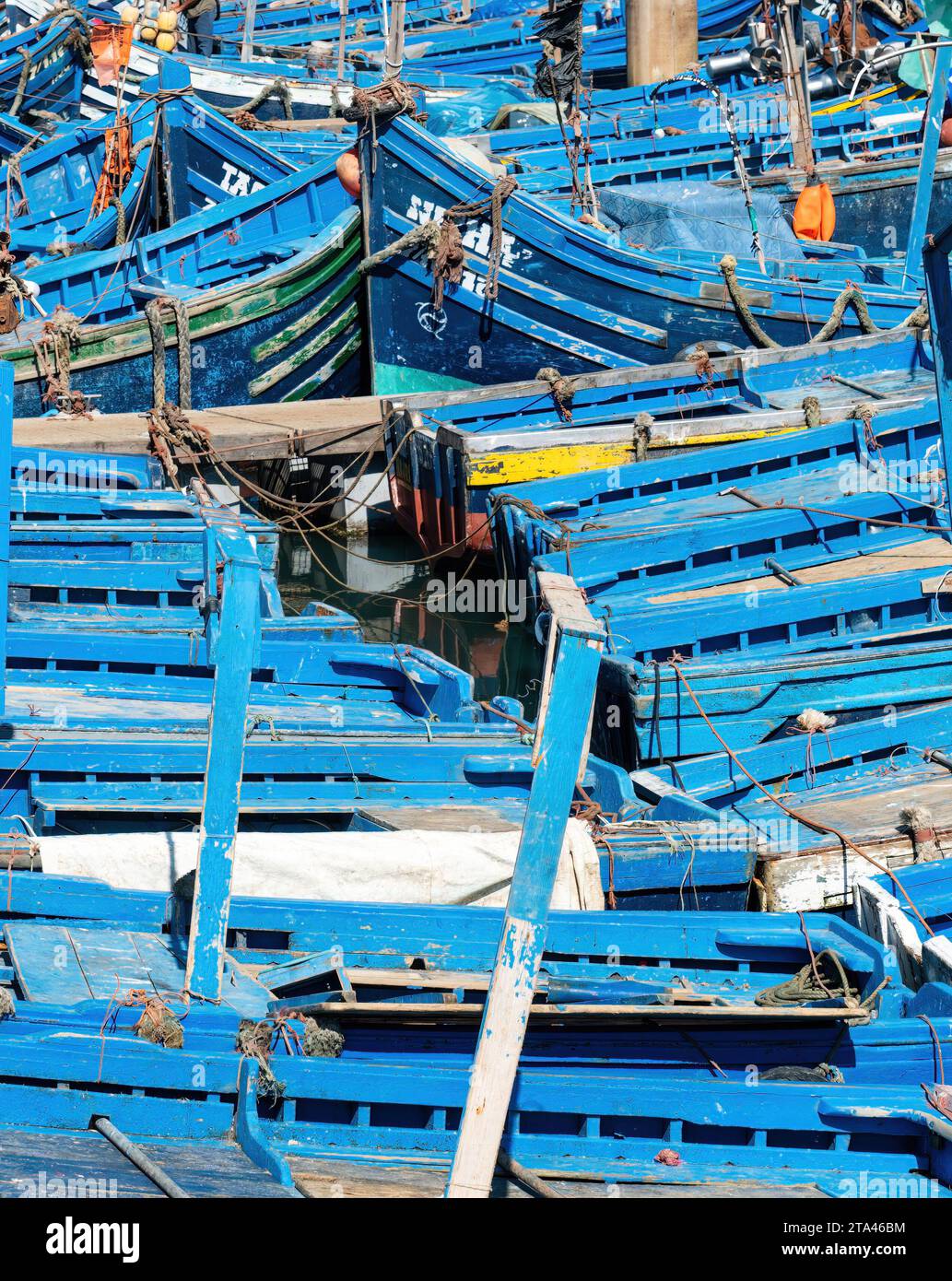 Essaouira, Maroc - 17 septembre 2022 : bateaux de pêche traditionnels bleus amarrés dans le port d'Essaouira. Les bateaux de pêche bordent le port, apportant la journée Banque D'Images