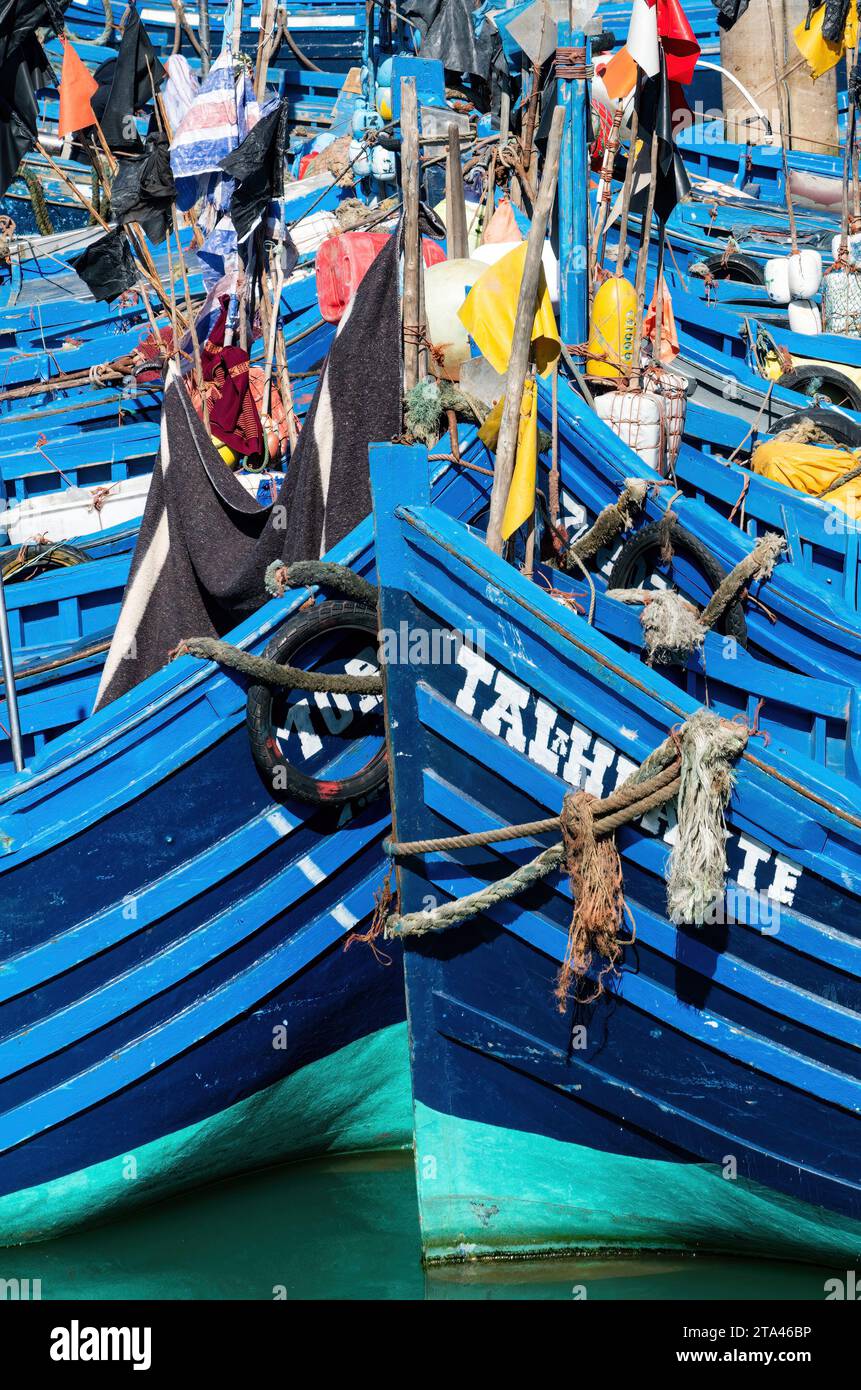 Essaouira, Maroc - 17 septembre 2022 : bateaux de pêche traditionnels bleus amarrés dans le port d'Essaouira. Les bateaux de pêche bordent le port, apportant la journée Banque D'Images