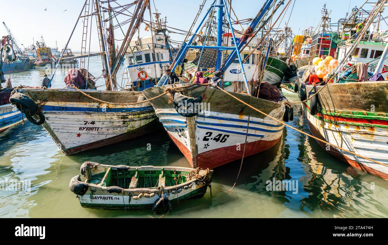 Essaouira, Maroc - 17 septembre 2022 : bateaux de pêche amarrés au port d'Essaouira Banque D'Images