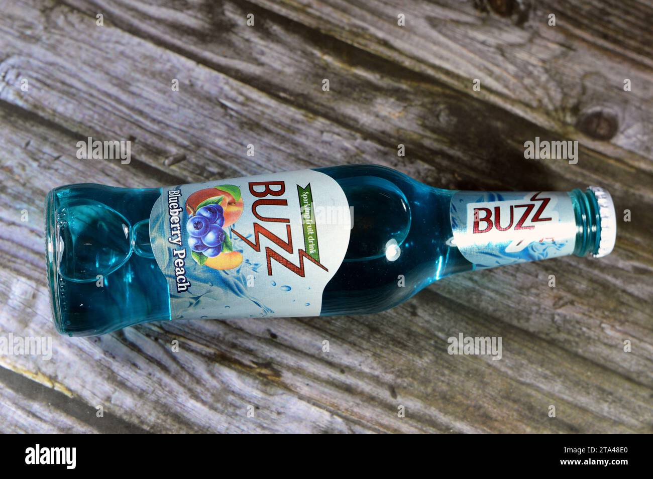Le Caire, Égypte, novembre 24 2023 : Buzz Sparkling fruit soda boisson de myrtille saveur pêche, son et goût de bulles pétillantes, Buzz a délicieux large Banque D'Images
