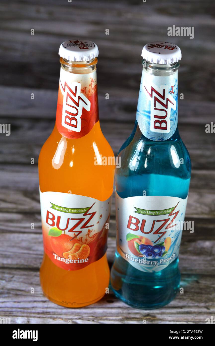 Le Caire, Egypte, novembre 24 2023 : Buzz Sparkling fruit soda boisson myrtille pêche et mandarine, son et goût de bulles pétillantes, Buzz a deliciou Banque D'Images