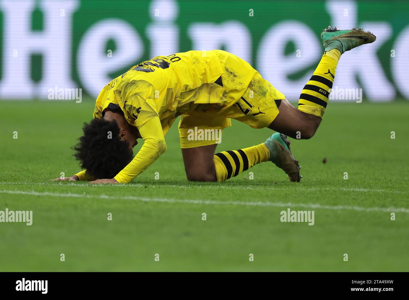 Milan, Italie. 28 novembre 2023. Karim Adeyemi du Borussia Dortmund réagit après avoir échoué à donner un ballon à son coéquipier Marcel Sabitzer lors du match de l'UEFA Champions League à Giuseppe Meazza, Milan. Le crédit photo devrait se lire : Jonathan Moscrop/Sportimage crédit : Sportimage Ltd/Alamy Live News Banque D'Images