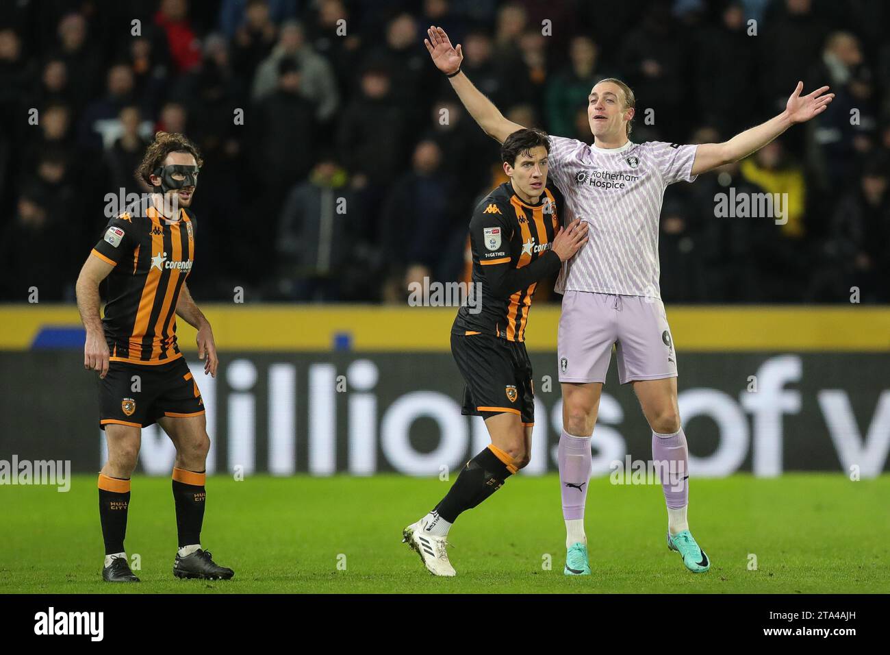 Hull, Royaume-Uni. 28 novembre 2023. Tom Eaves, ancien joueur de Hull City #9 de Rotherham United avec Alfie Jones #5 de Hull City et Lewie Coyle #2 de Hull City lors du Sky Bet Championship Match Hull City vs Rotherham United au MKM Stadium, Hull, Royaume-Uni, le 28 novembre 2023 (photo de James Heaton/News Images) à Hull, Royaume-Uni le 11/28/2023. (Photo de James Heaton/News Images/Sipa USA) crédit : SIPA USA/Alamy Live News Banque D'Images