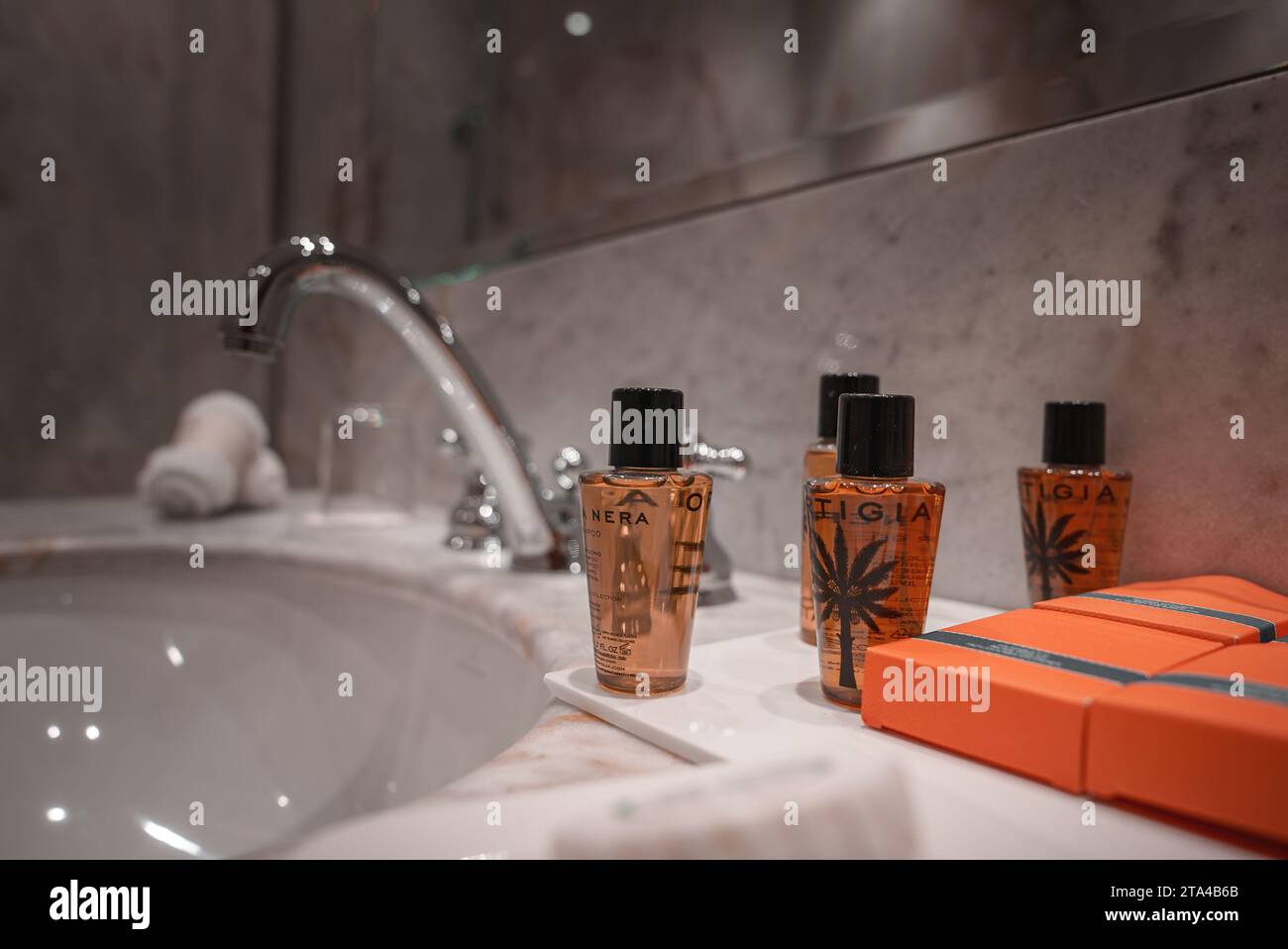 Évier de salle de bain blanc moderne avec boîte de toilette orange à Venise, Italie Banque D'Images