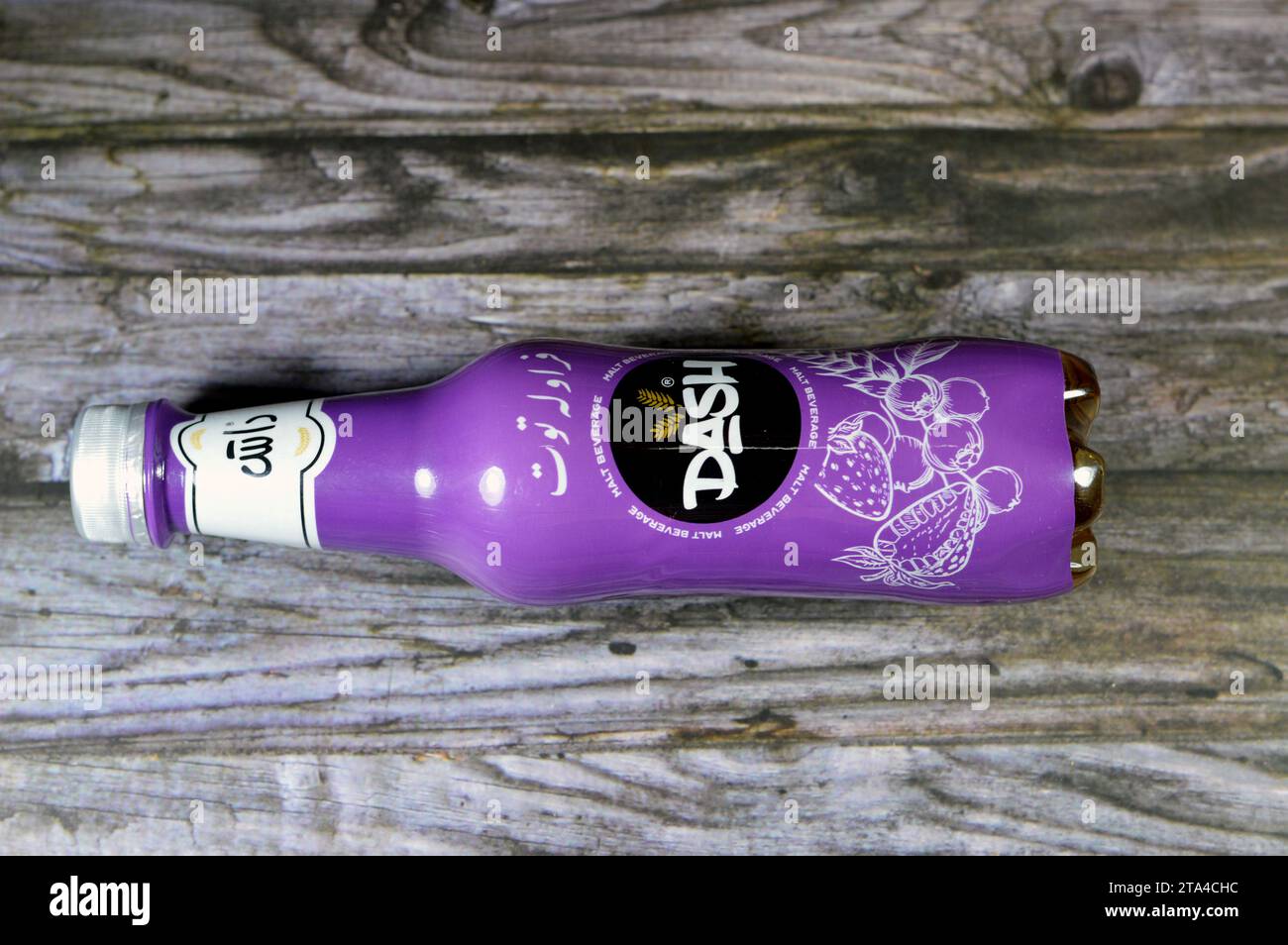 Le Caire, Égypte, novembre 24 2023 : Dash soda boisson aux fruits aromatisée fraise, saveur de baies, délicieuse boisson gazeuse avec une variété de saveurs, rafraîchissement coo Banque D'Images