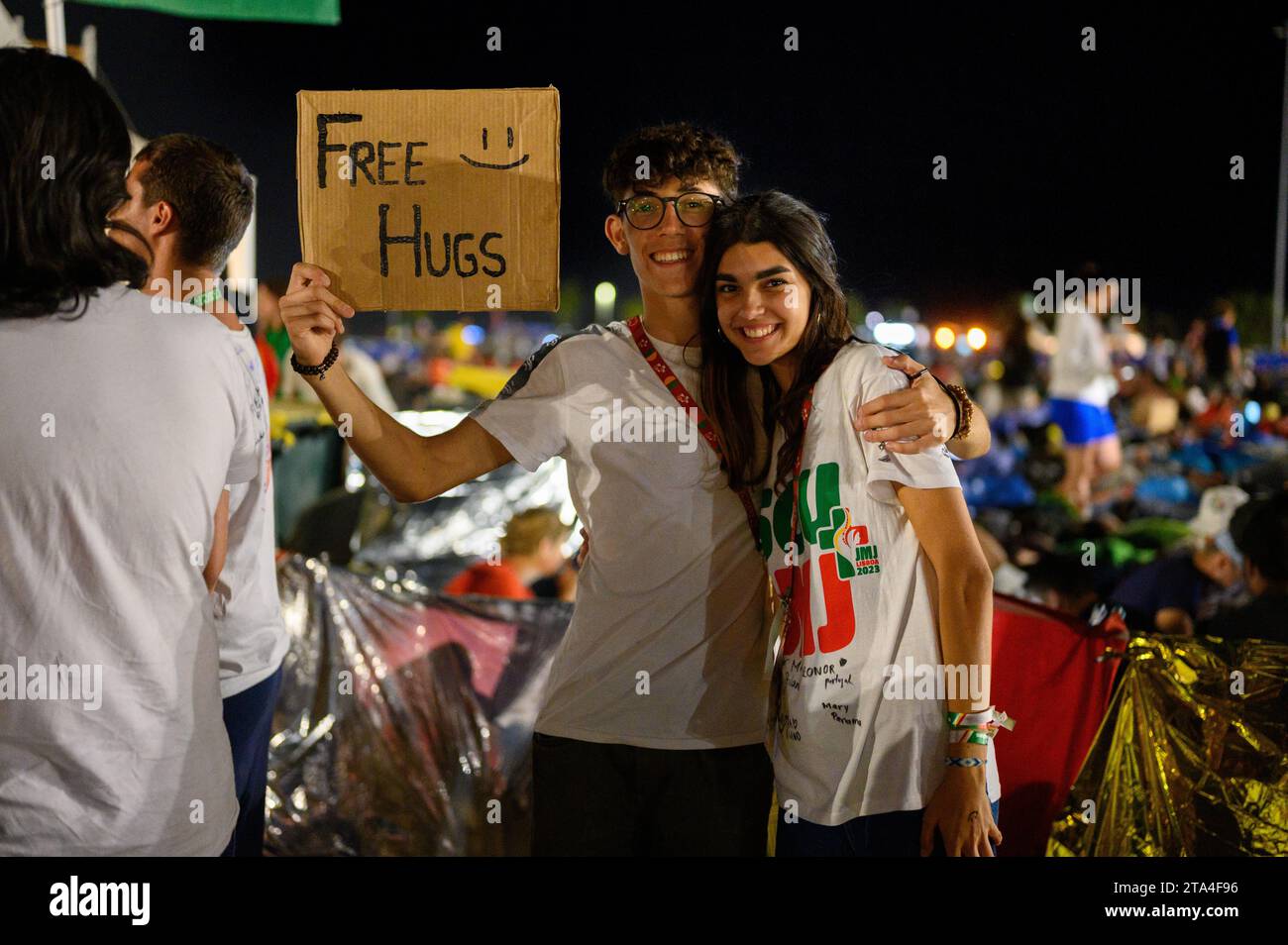 Un garçon tenant une pancarte "Free Hugs". La veillée dans le Parque Tejo – Campo da Graça. Journées mondiales de la Jeunesse 2023 à Lisbonne, Portugal. Banque D'Images
