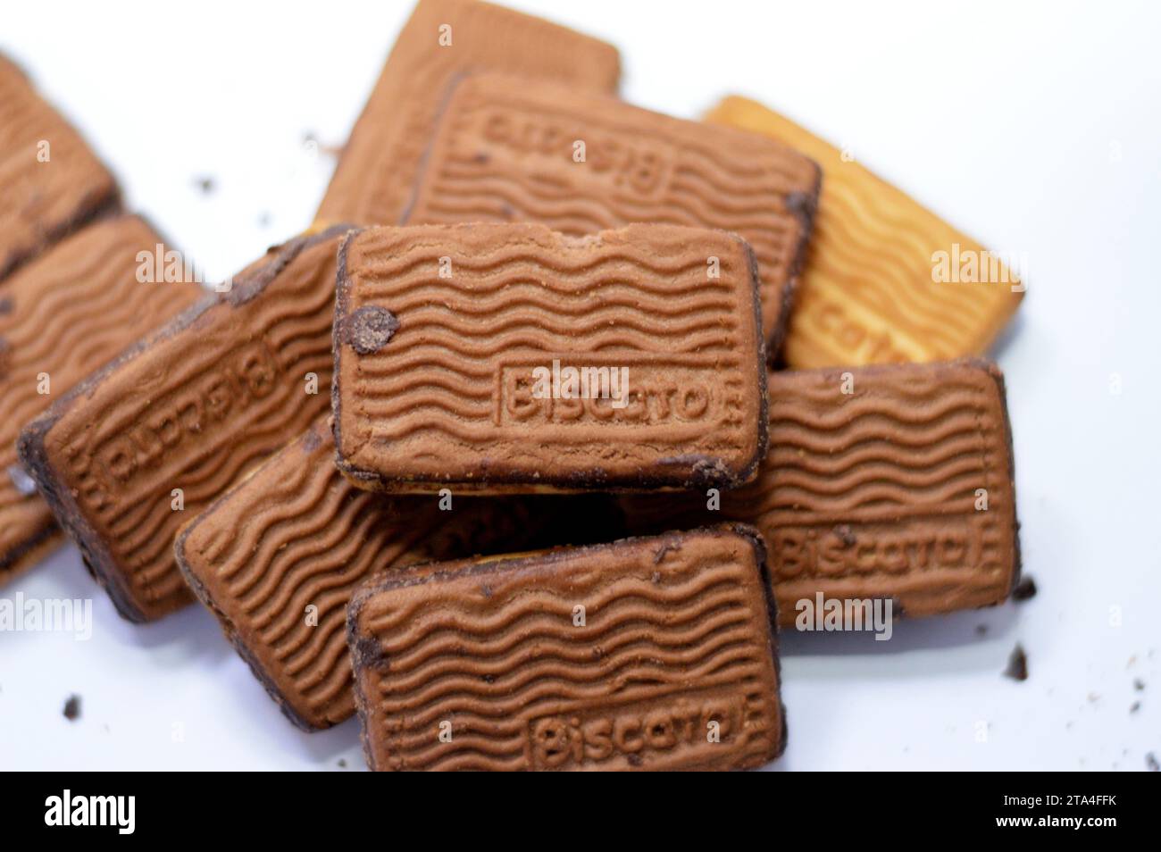 Le Caire, Egypte, novembre 23 2023 : Biscato chato biscuits au chocolat de type anglais, délicieux biscuit fourré au chocolat comme collation et temps de thé, a un bala Banque D'Images