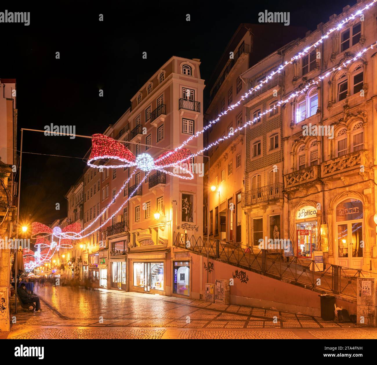 Coimbra, Portugal - 21 novembre 2023 : lumières de Noël sur la rue principale dans le centre-ville de Coimbra au Portugal la nuit. Banque D'Images