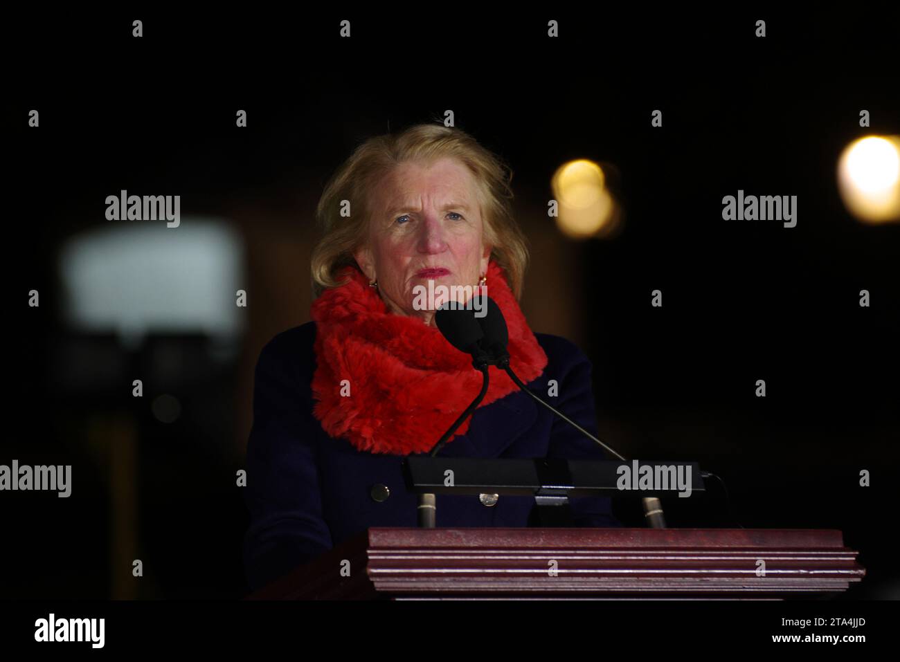 Washington, DC, États-Unis. 28 novembre 2023. Le sénateur américain Shelly Moore Capito (R-WV) parle à l'éclairage du sapin de Noël du Capitole. Crédit : Philip Yabut/Alamy Live News Banque D'Images