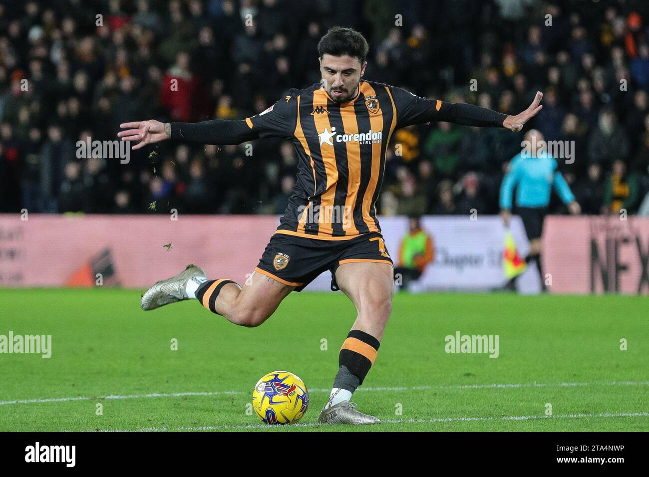 Ozan Tufan n°7 de Hull City lance un tir lors du Sky Bet Championship Match Hull City vs Rotherham United au MKM Stadium, Hull, Royaume-Uni, le 28 novembre 2023 (photo de James Heaton/News Images) Banque D'Images