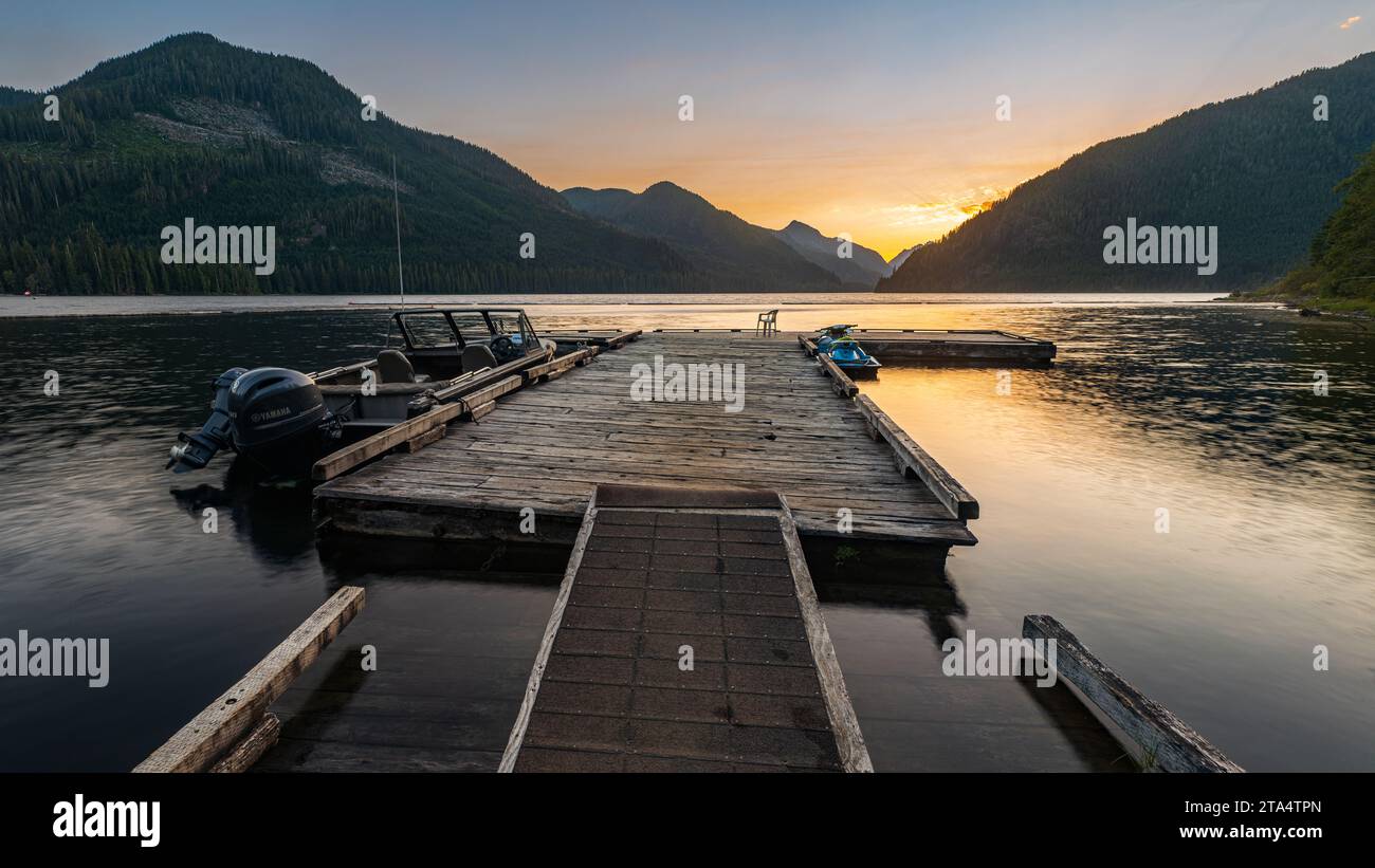 Quai sur le lac Machalat sur l'île de Vancouver, Colombie-Britannique, Canada. Banque D'Images Quai sur le lac Machalat sur l'île de Vancouver, Colombie-Britannique, Canada. Banque D'Images