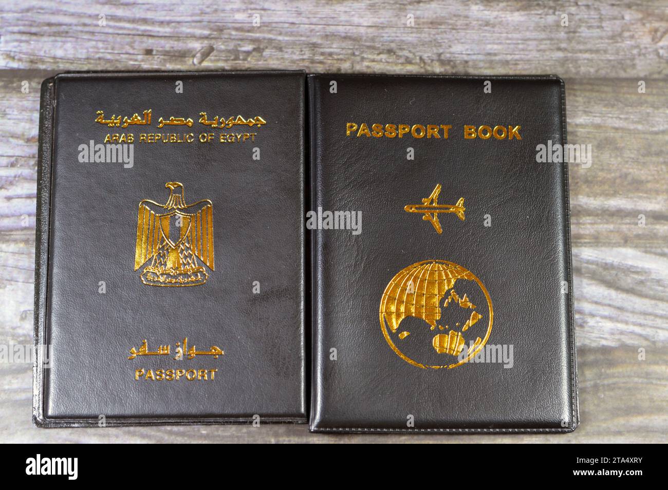 Passeport égyptien livre noir, traduction des mots arabes (passeport de la république arabe d'Egypte) et livre de passeport noir avec un avion et la terre du globe Banque D'Images