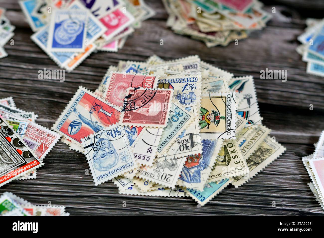 Le Caire, Egypte septembre 21 2022 : arrière-plan de divers vieux timbres-poste utilisés de différents pays et époques sur un fond en bois, une couverture avec Banque D'Images