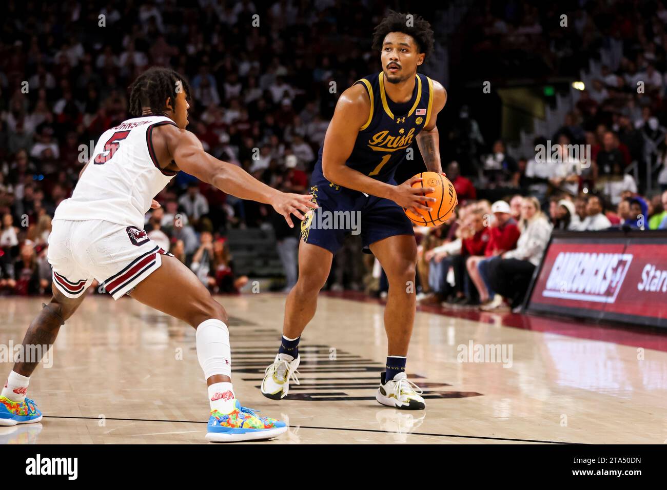 COLUMBIA, SC - NOVEMBER 28: Meechie Johnson #5 of the South Carolina Gamecocks defends Julian Roper II #1 of the Notre Dame Fighting Irish during a basketball game at Colonial Life Arena in Columbia, South Carolina on Nov 28, 2023. (Photo by David Jensen/Icon Sportswire) (Icon Sportswire via AP Images) Banque D'Images