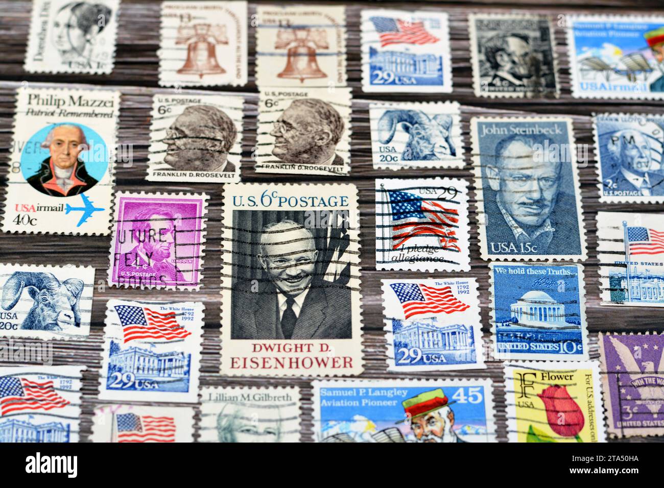 Le Caire, Egypte septembre 21 2022 : divers vieux timbres-poste utilisés des Etats-Unis d'Amérique à différentes époques sur un fond de bois, une couverture avec Banque D'Images