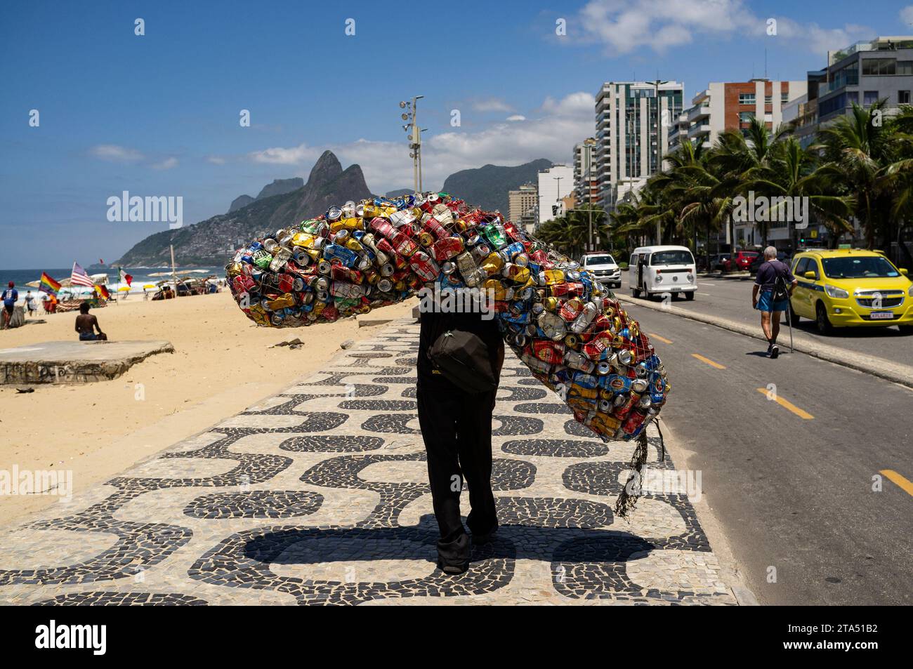 Cueilleur de canettes en aluminium sur la promenade de la plage de Copacabana, Rio de Janeiro, Brésil. Banque D'Images