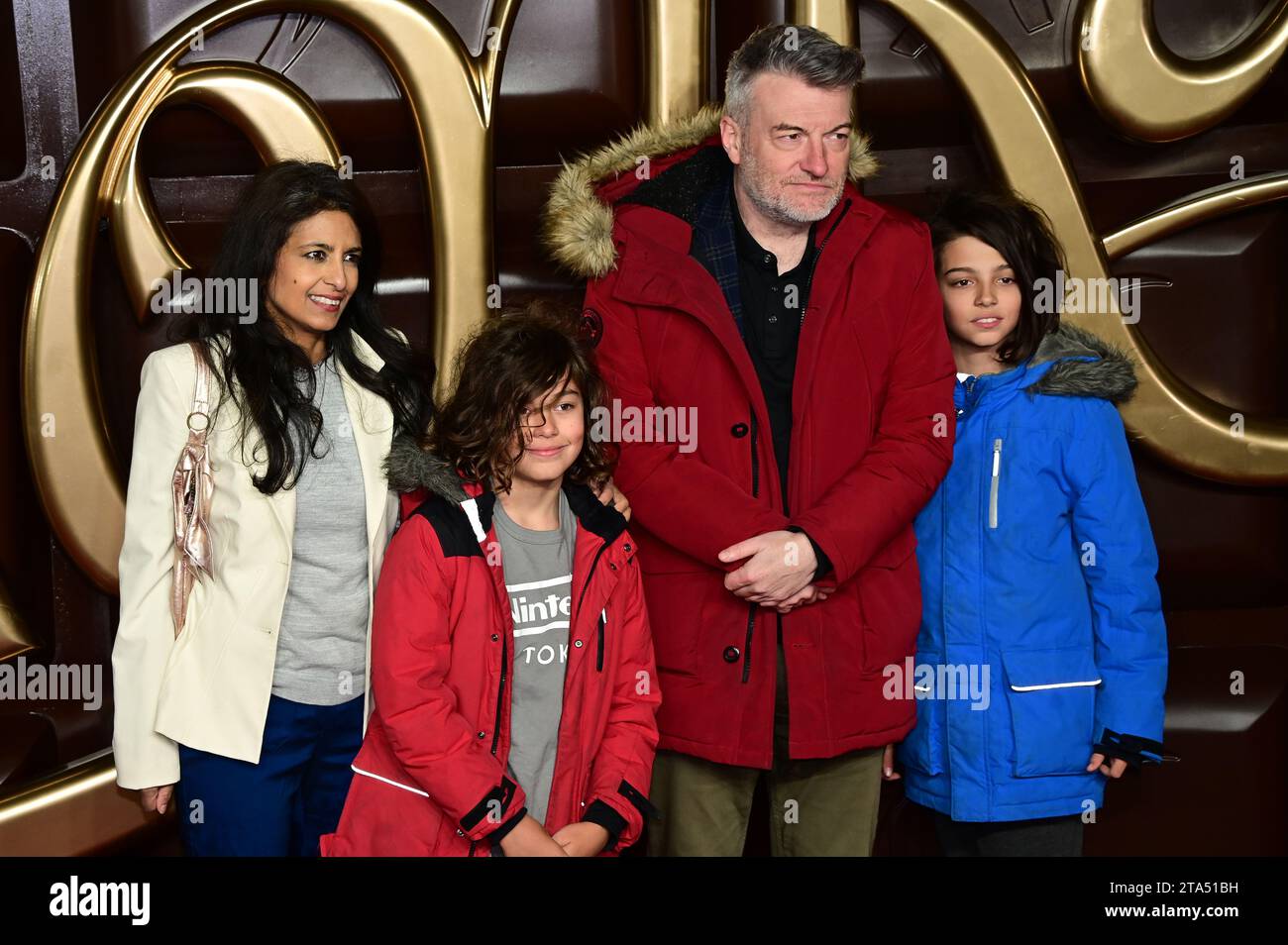 Londres, Royaume-Uni. 28 novembre 2023. Charlie Brooker et Konnie Huq assistent au Warner Bros. Pictures Presents - première mondiale de Wonka au Royal Festival Hall. Crédit : Voir Li/Picture Capital/Alamy Live News Banque D'Images