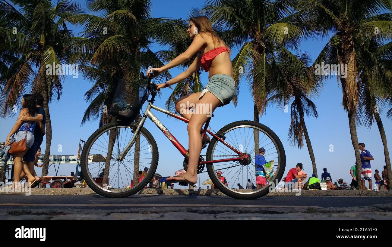 Balades cyclistes sur la piste cyclable située à côté de la promenade de la plage de Copacabana, Rio de Janeiro, Brésil. Banque D'Images