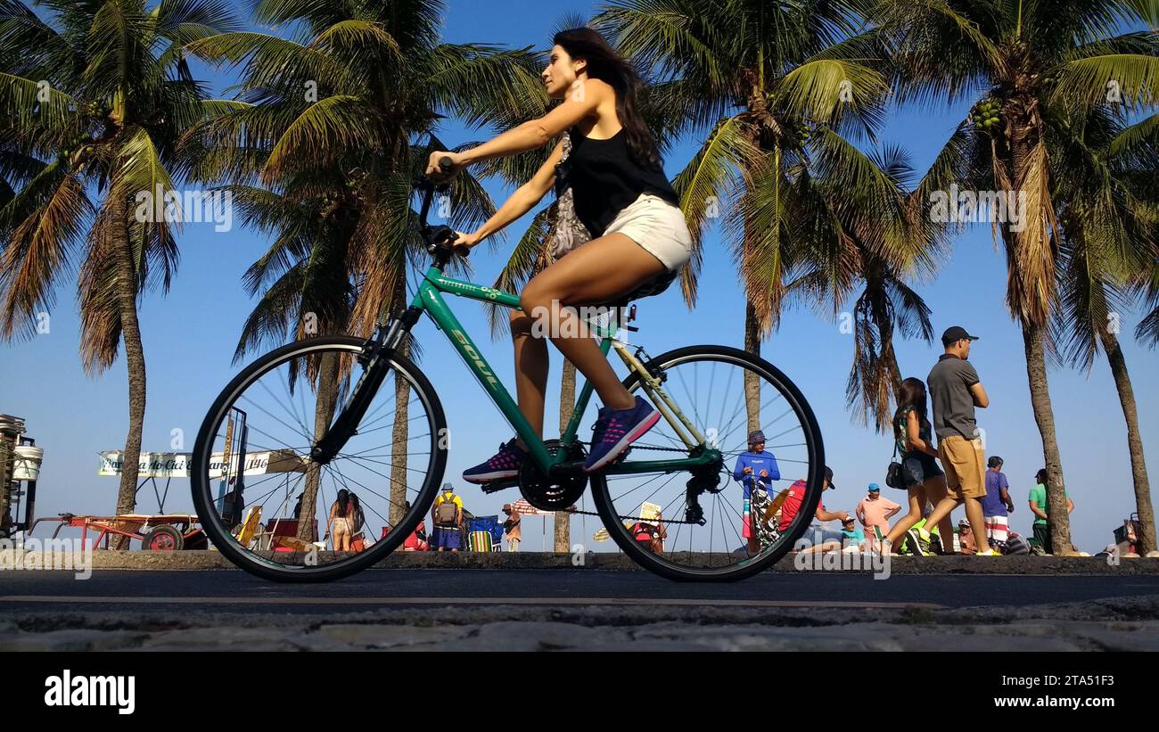 Balades cyclistes sur la piste cyclable située à côté de la promenade de la plage de Copacabana, Rio de Janeiro, Brésil. Banque D'Images