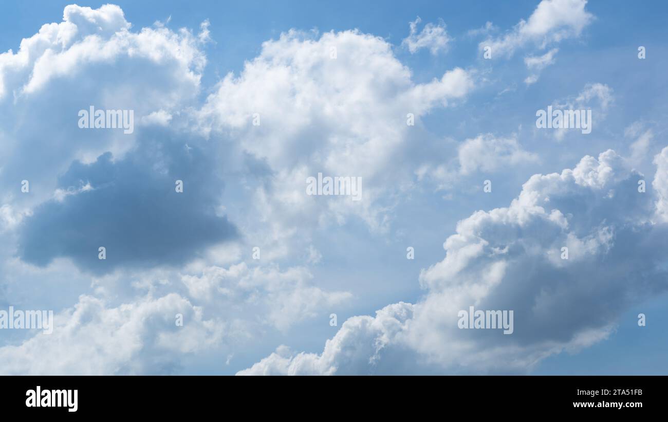 Ciel bleu avec des nuages moelleux Banque D'Images