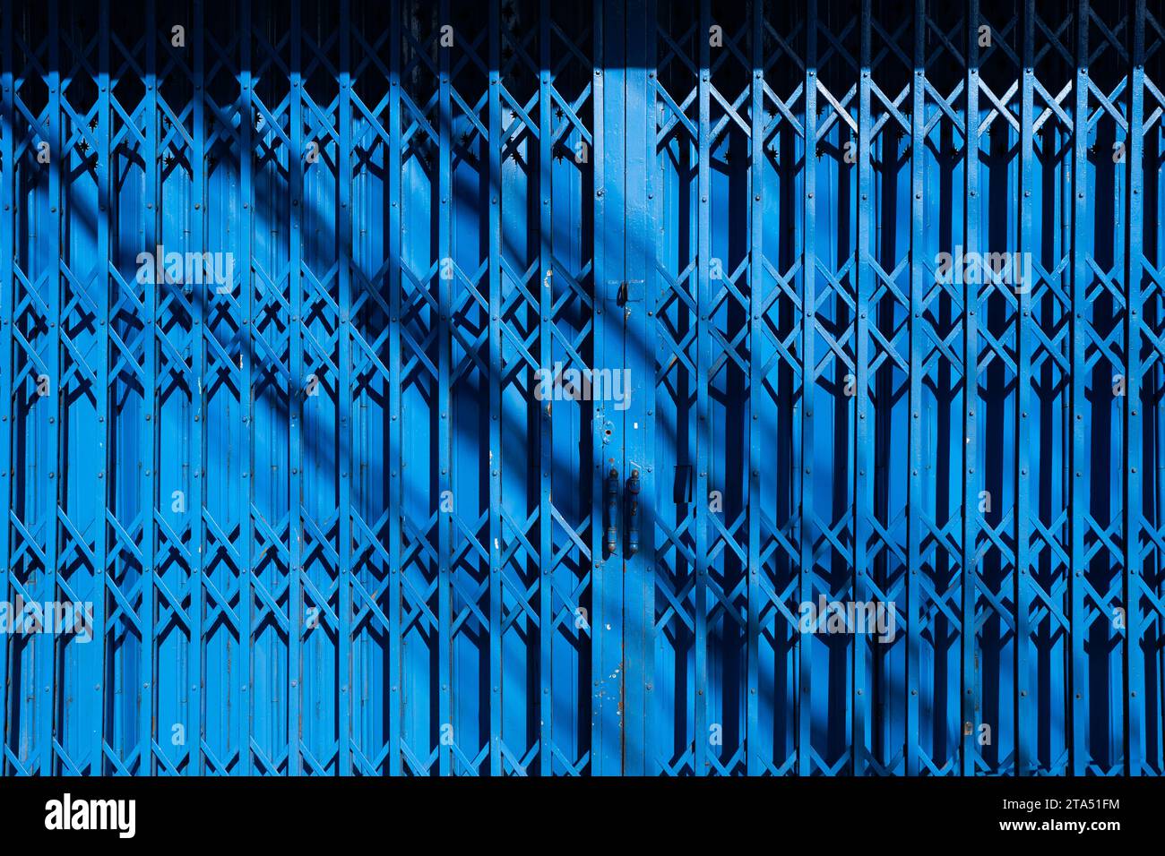 Portail rétractable en métal bleu à Bangkok, Thaïlande Banque D'Images