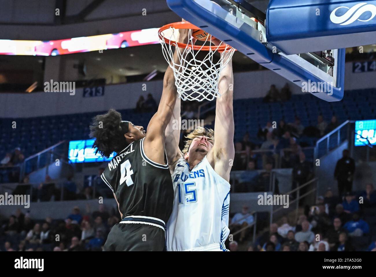 28 NOVEMBRE 2023 : le garde Ian Martinez (4) de l'IUtah State Aggies tente de bloquer la tentative de stuff du centre de Saint Louis Billikens Stef van Bussel (15) dans un match de saison régulière où les Utah State Aggies ont visité la rue Louis Billikens. Tenue à Chaifetz Arena à St. Louis, Mo le mercredi 28 novembre 2023 Richard Ulreich/CSM (image de crédit : © Richard Ulreich/Cal Sport Media) (image de crédit : © Richard Ulreich/Cal Sport Media) Banque D'Images